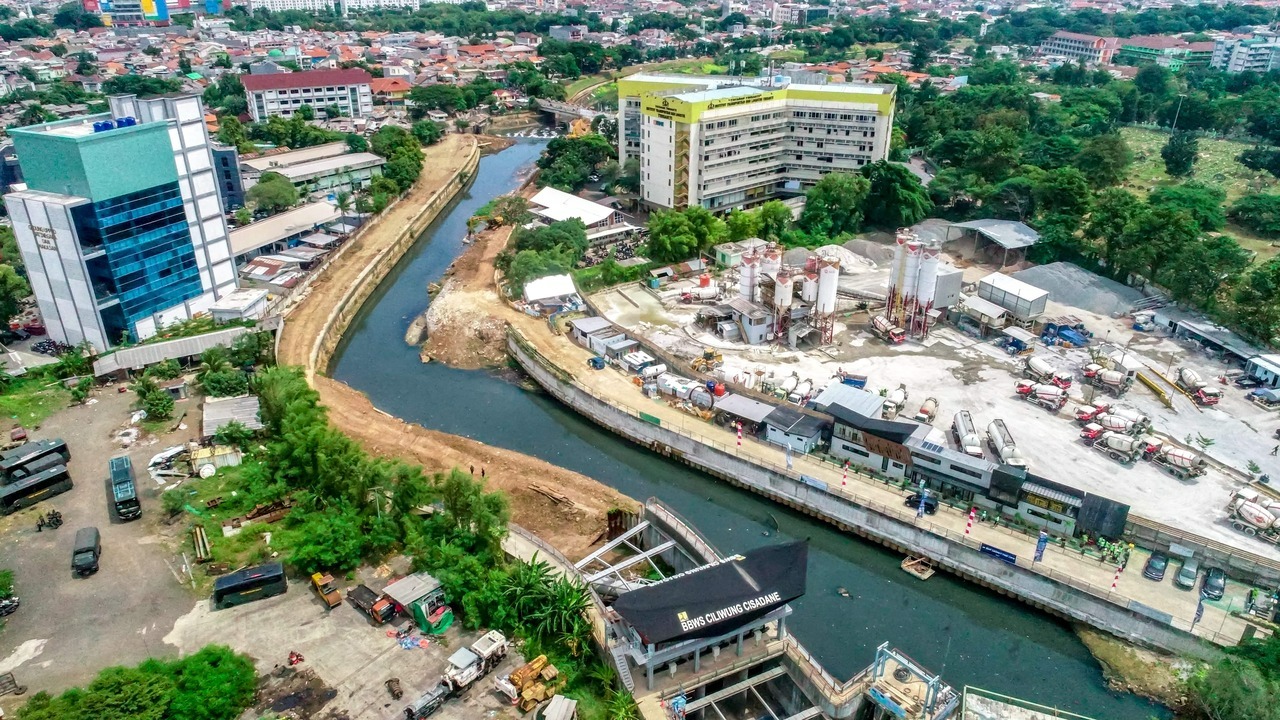Sungai di Jakarta merupakan sumber kehidupan warga. Untuk itu, kamu perlu tahu tiga pencemar utama sungai. Baca juga cara meminimalkannya di sini. 
